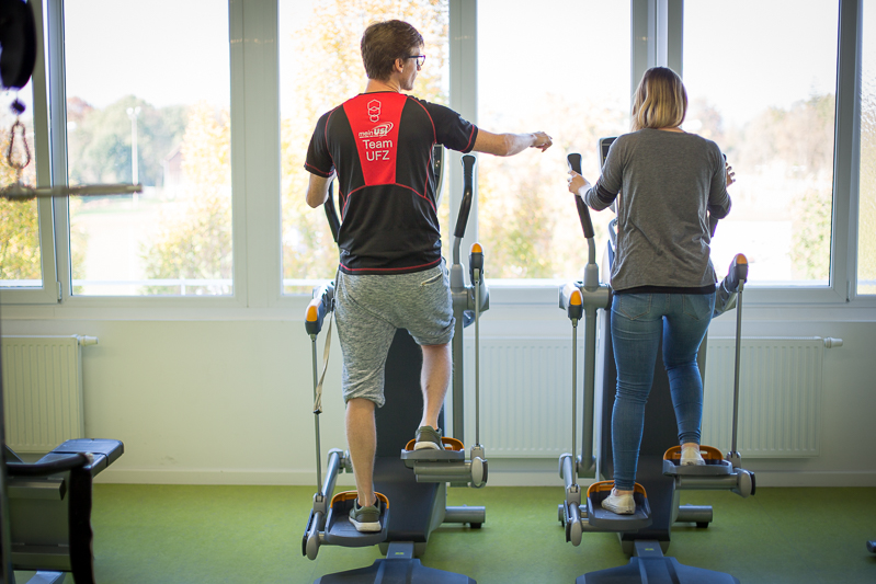 Trainer mit UFZ-Mitglied auf Crosstrainer