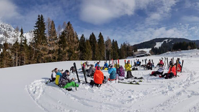 Skigruppe sitzend 