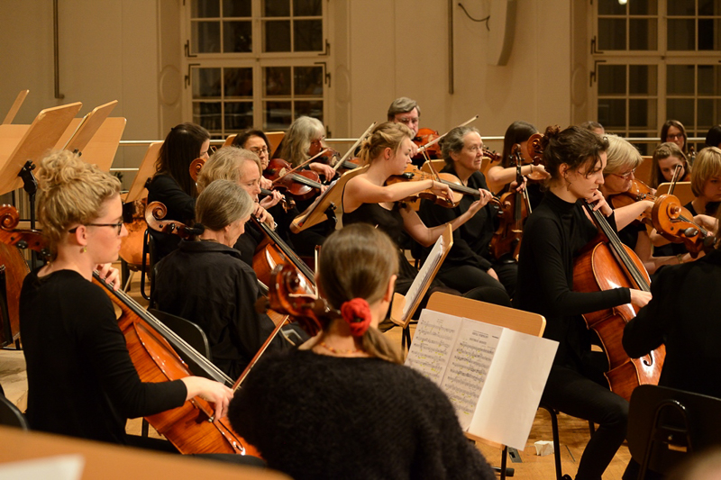 Das Universitätsorchester Salzburg seitlich