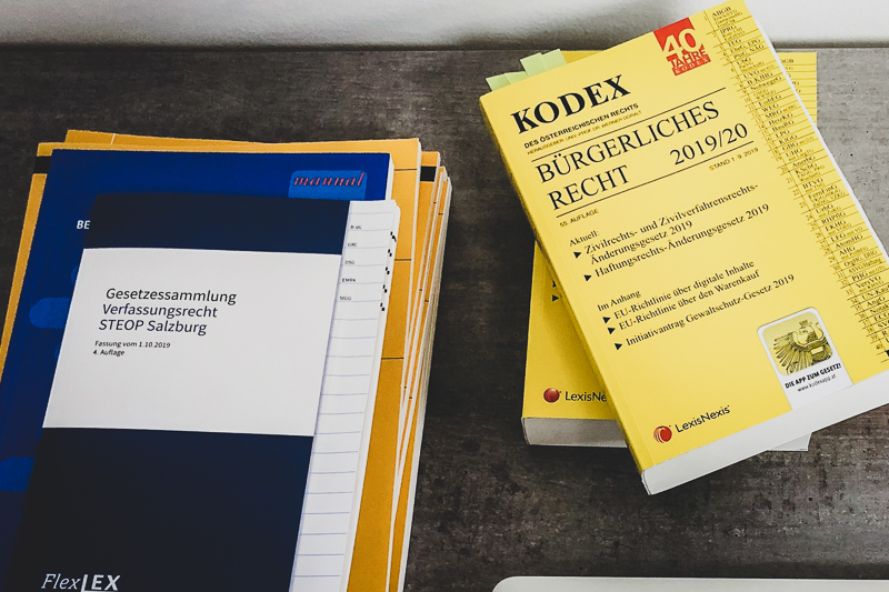 Studium. Unterlagen für rechtswissenschaftliches Studium. Bücher, Laptop, Schreibutensilien auf Schreibtisch