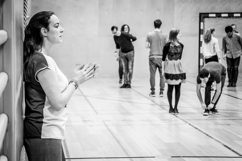 Paris Lodron Ball Tanzschule Tanzlehrerin Tanzlehrerin gibt Anweisungen an Schüler*innen