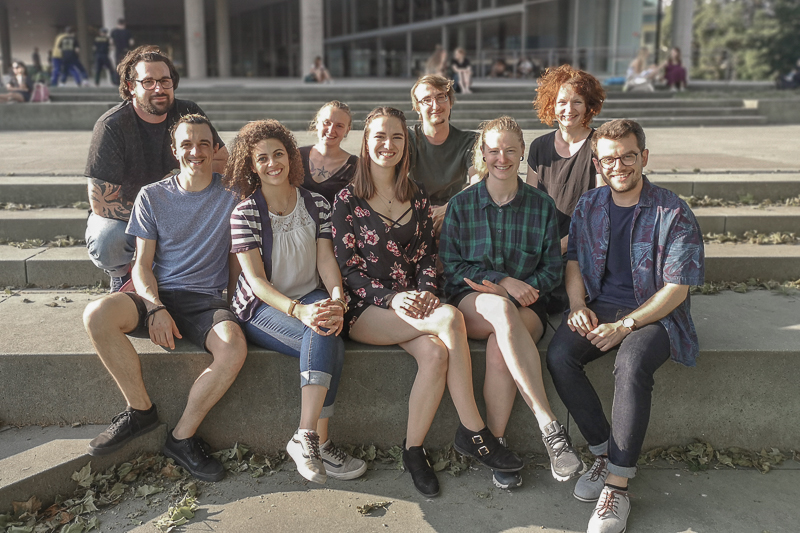 Studierendenvertretung Erziehungswissenschaften sitzt vorm Unipark