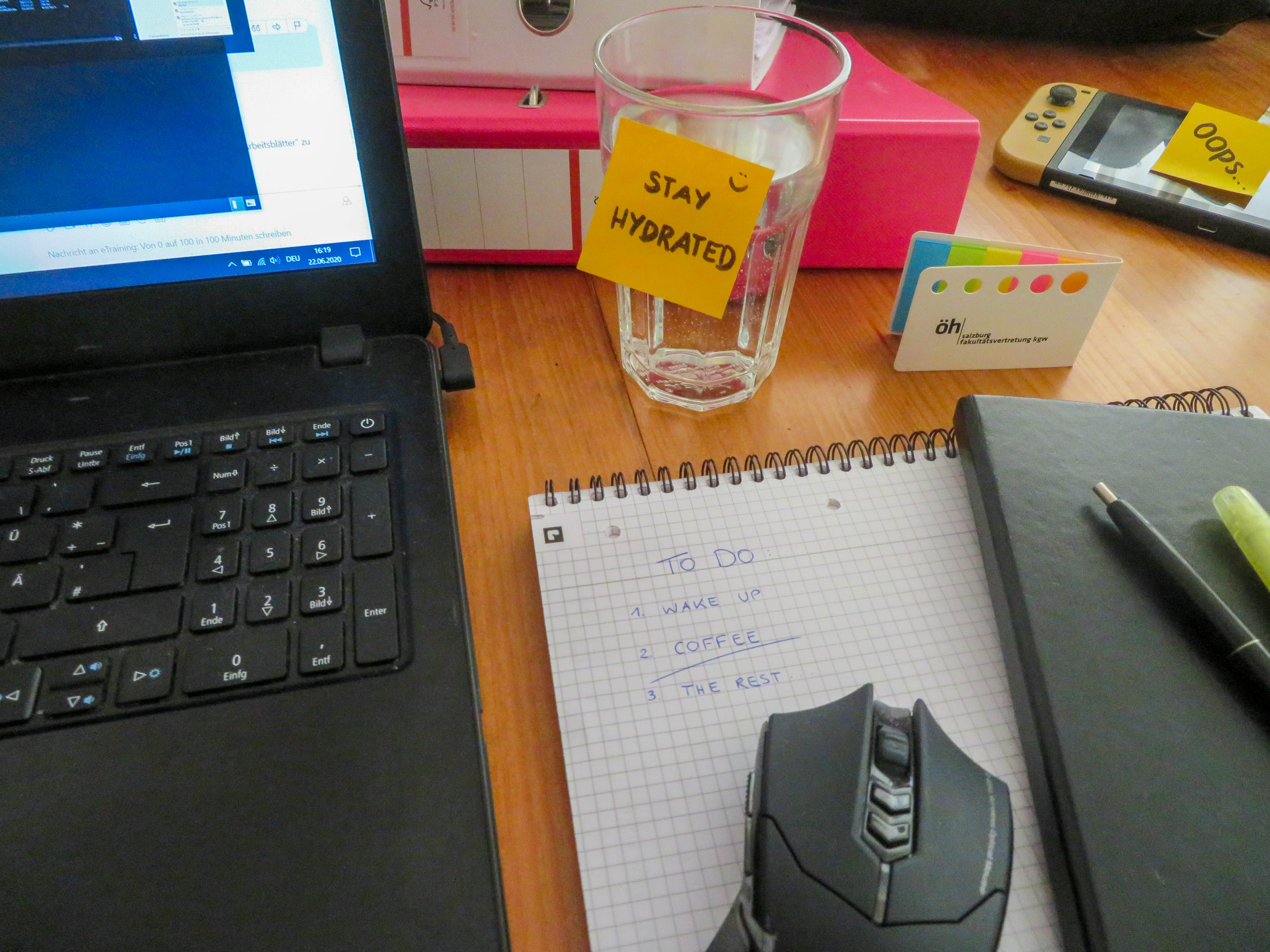Selbsttest_Motivationstipps_Schreibtisch-6 Schreibtisch mit Post-its und Laptop
