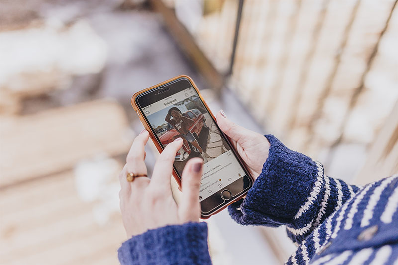 Smartphone mit Instagram App