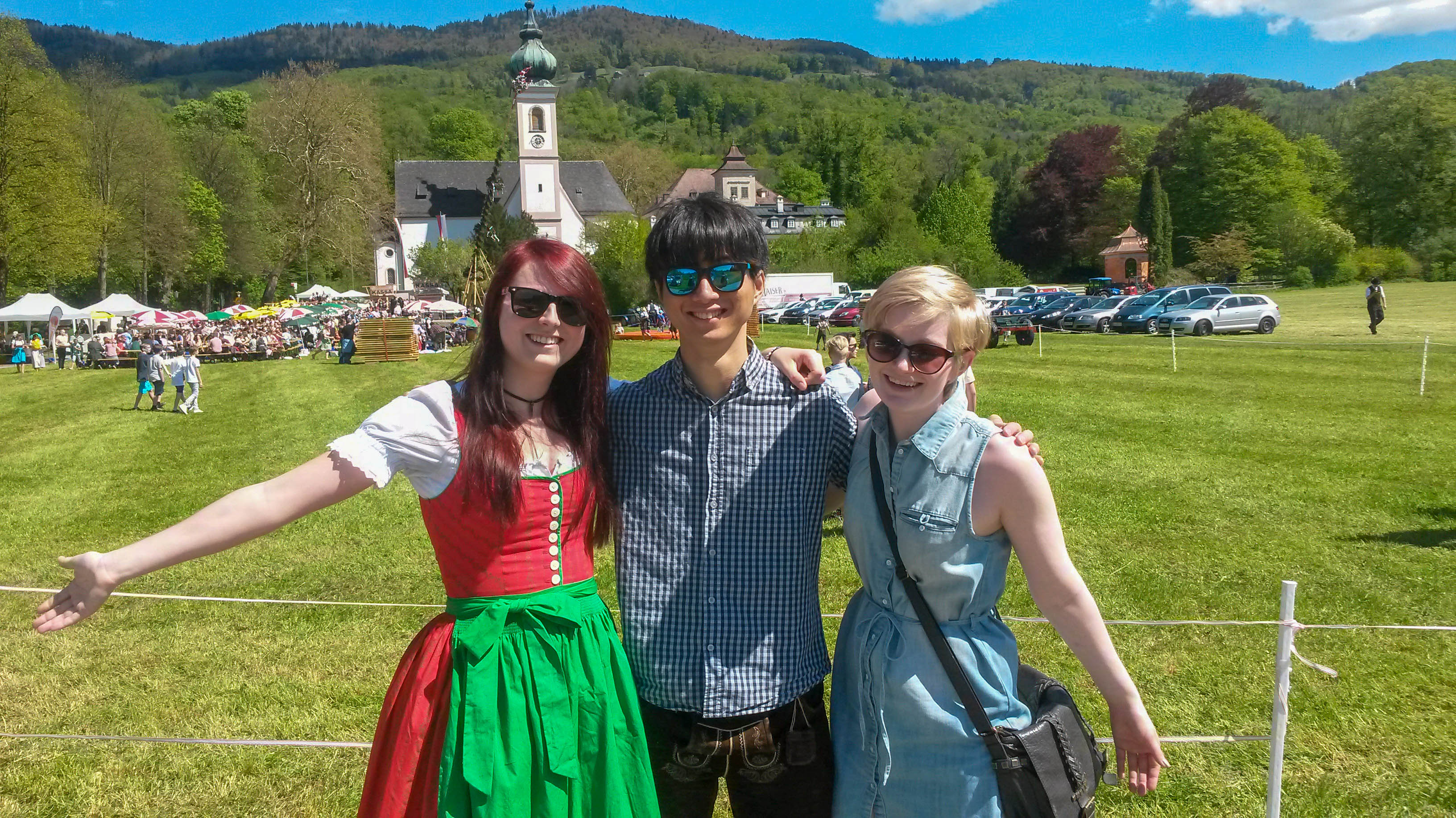 Gruppe bei Maibaum-Aufstellen