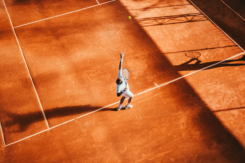 Tennisspieler am Platz