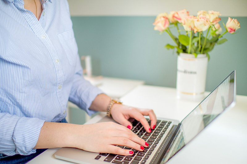 Frau sitzt am Laptop