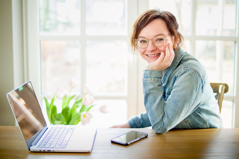 Susanne Geu sitzt am Laptop