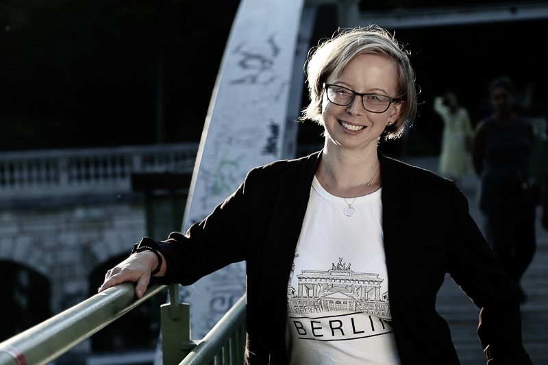 Portraitbild von Sonja Burger auf einer Brücke