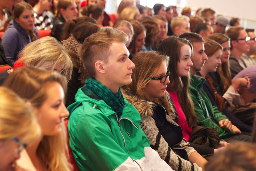 Jugendliche im Hörsaal