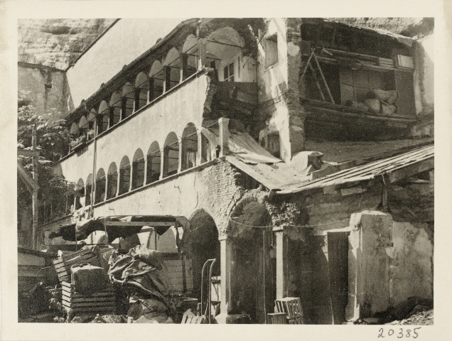 Bürgerspital St. Blasius mit Bombenschaden, 1946