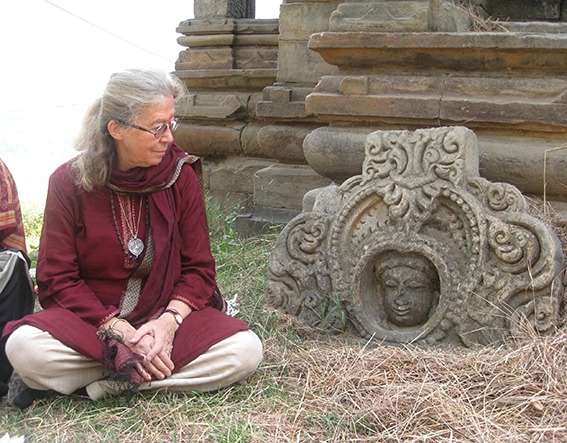 Frau Prof. Bäumer beim Hatkoti Tempel in Himachal Pradesh