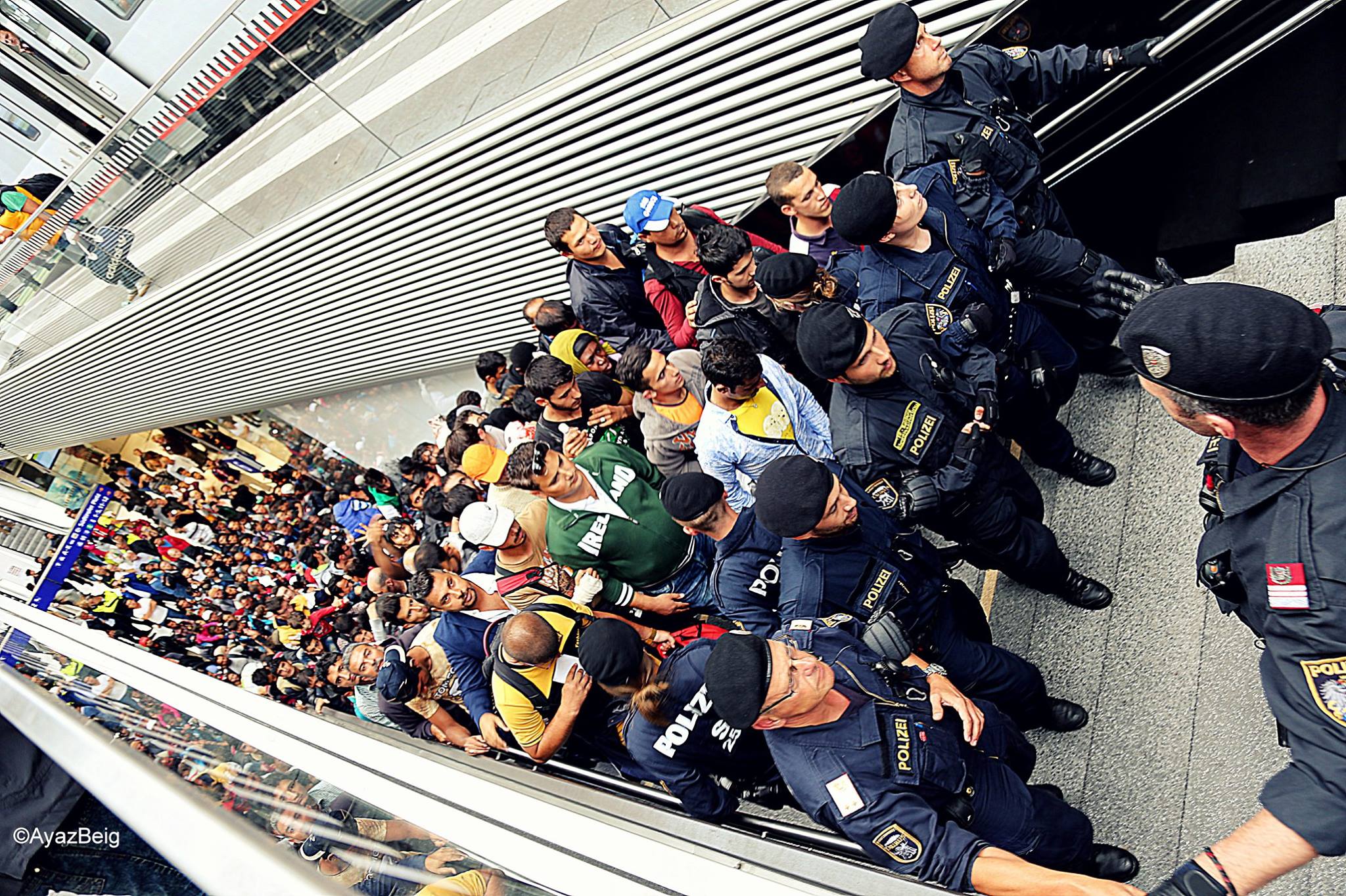 Fl&uuml;chtlinge am Salzburger Bahnhof. Foto: Mohammad Sadeqi