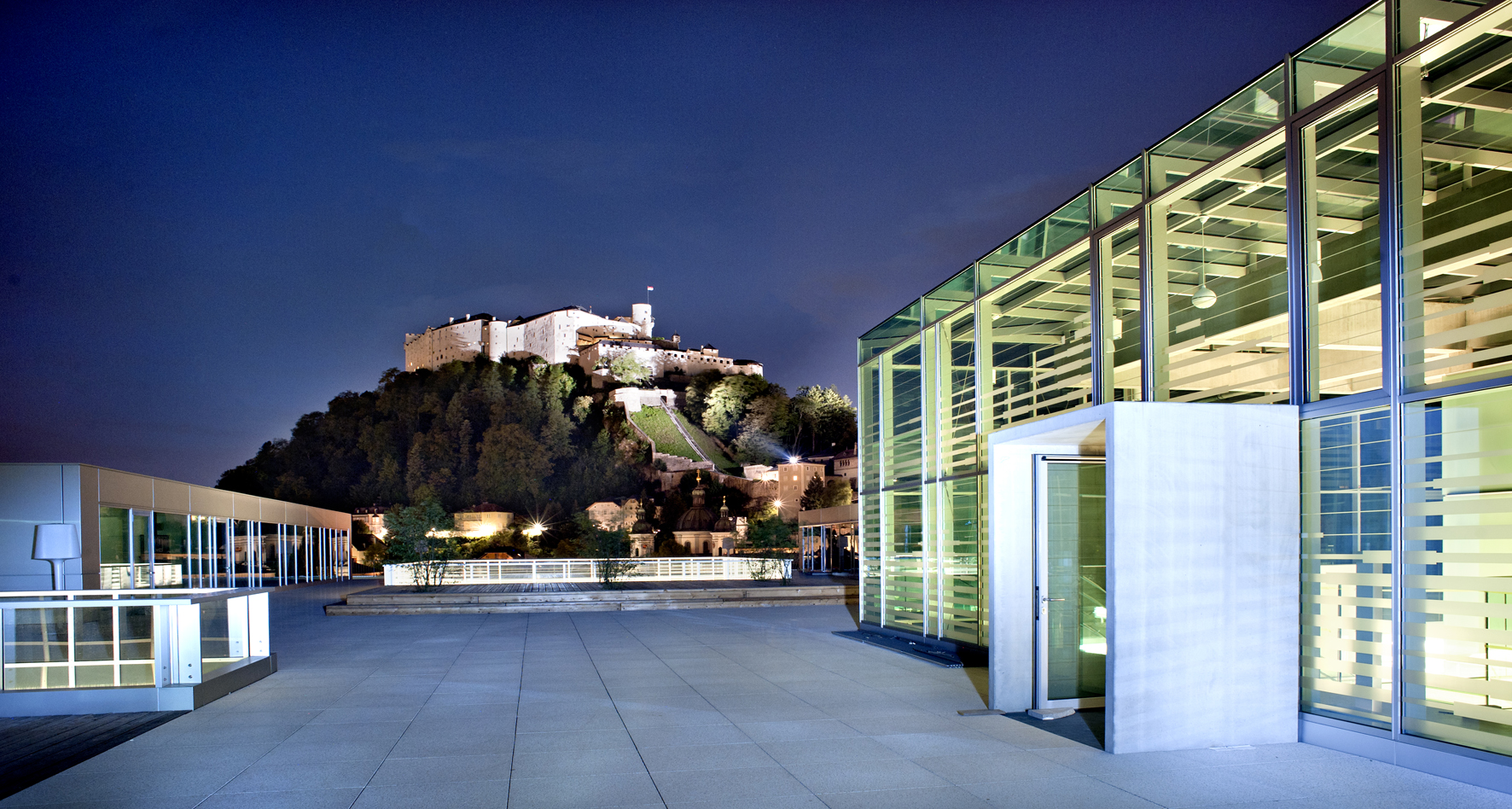 Universität Salzburg mit Festung im Hintergrund