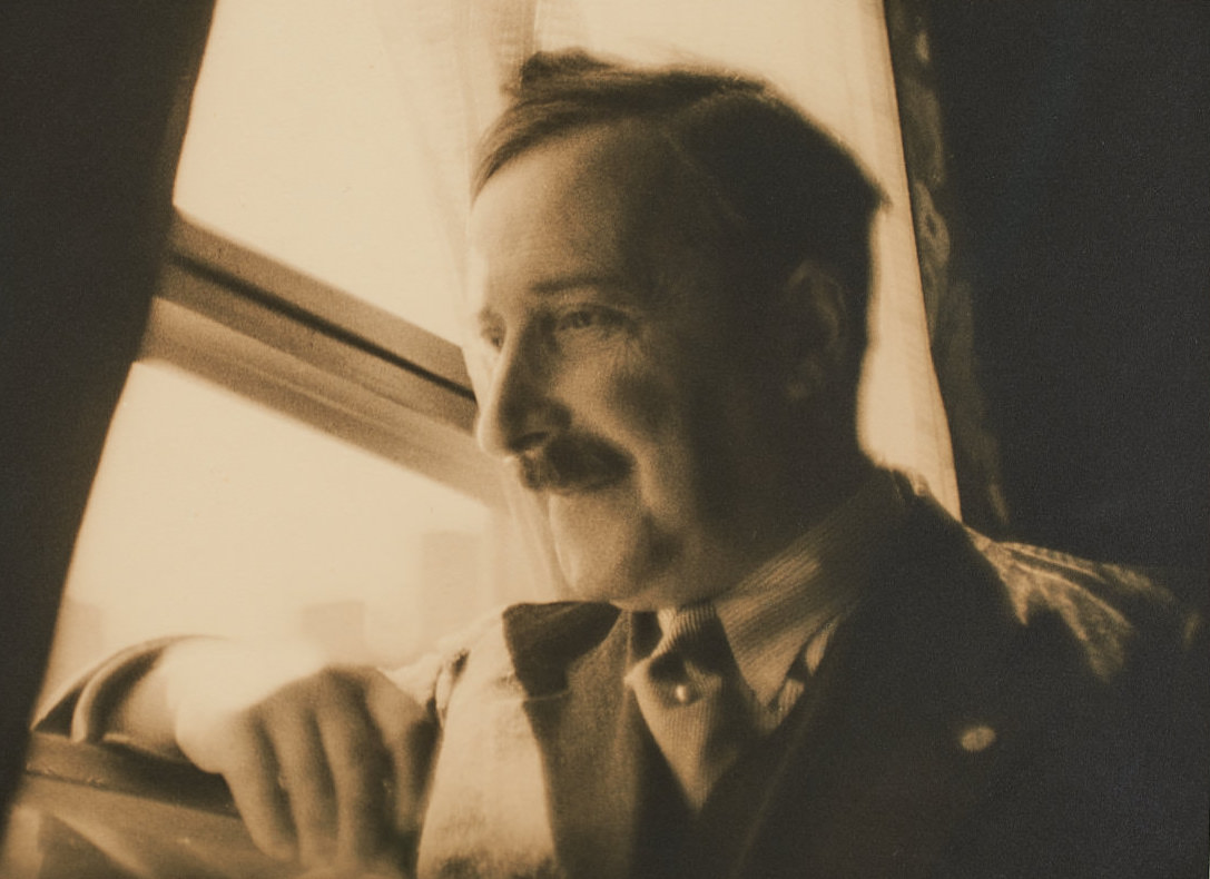 Stefan Zweig blickt aus dem Fenster