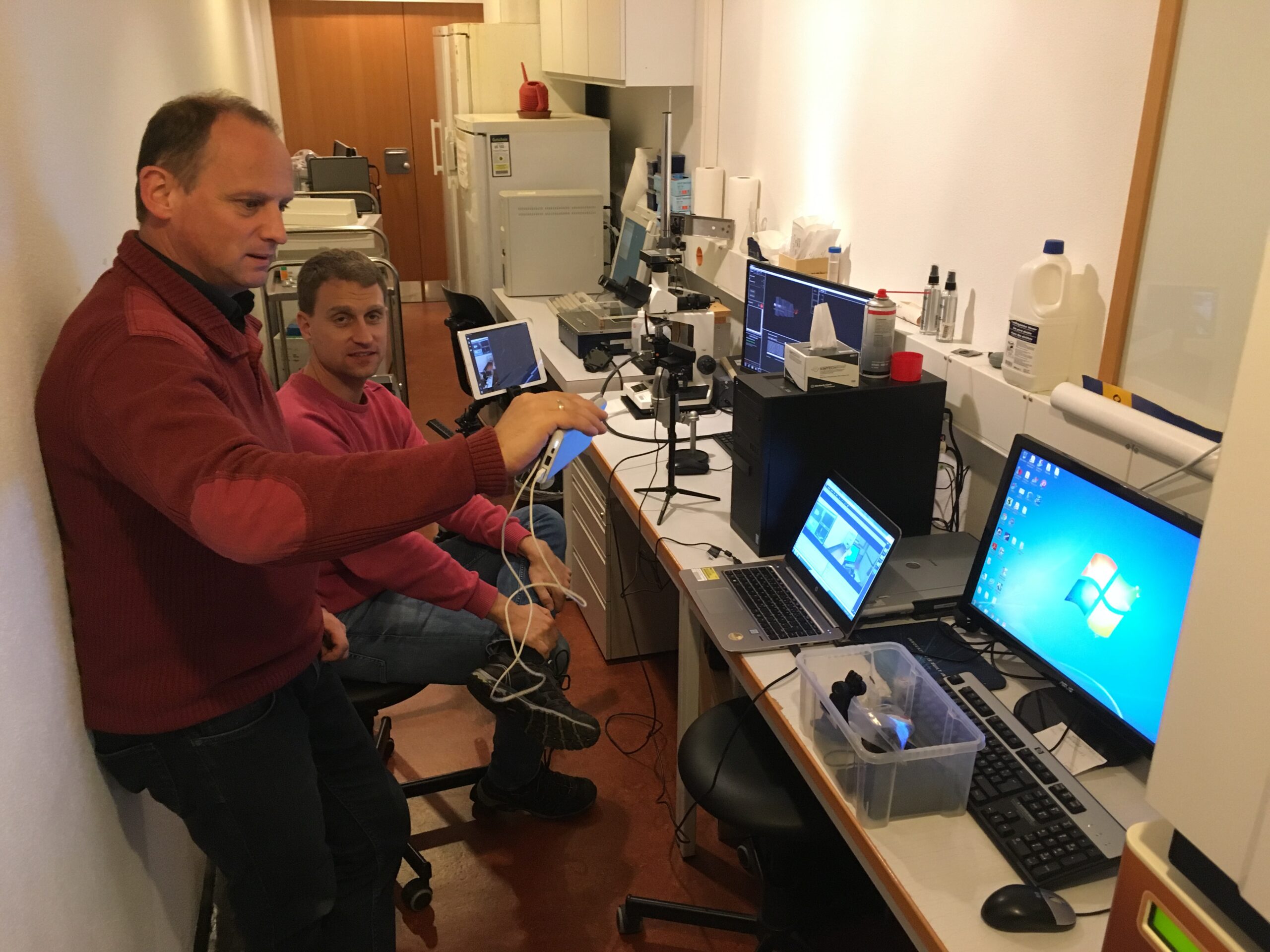 Reinhard Nestelbacher und Mark Geppert am NTA (Nanoparticle Tracking Analysis)-Instrument