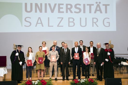 Foto mit den PreisträgerInnen des Young Investigators Award mit Bundespräsident Alexander Van der Bellen und Rektor Heinrich Schmidinger 
