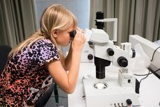 Mädchen vor Mikroskop (c) Jannik Pitt