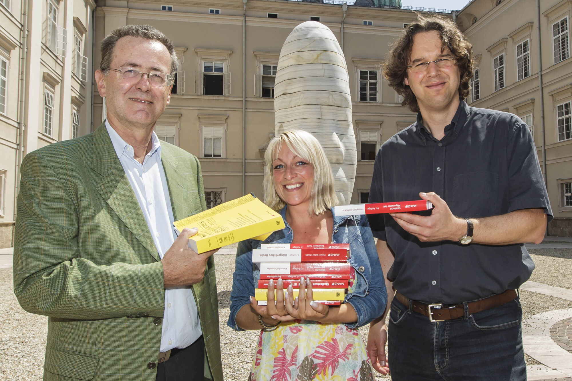 Dekan Peter Mader und Dr. Faber helfen dem Hochwasseropfer