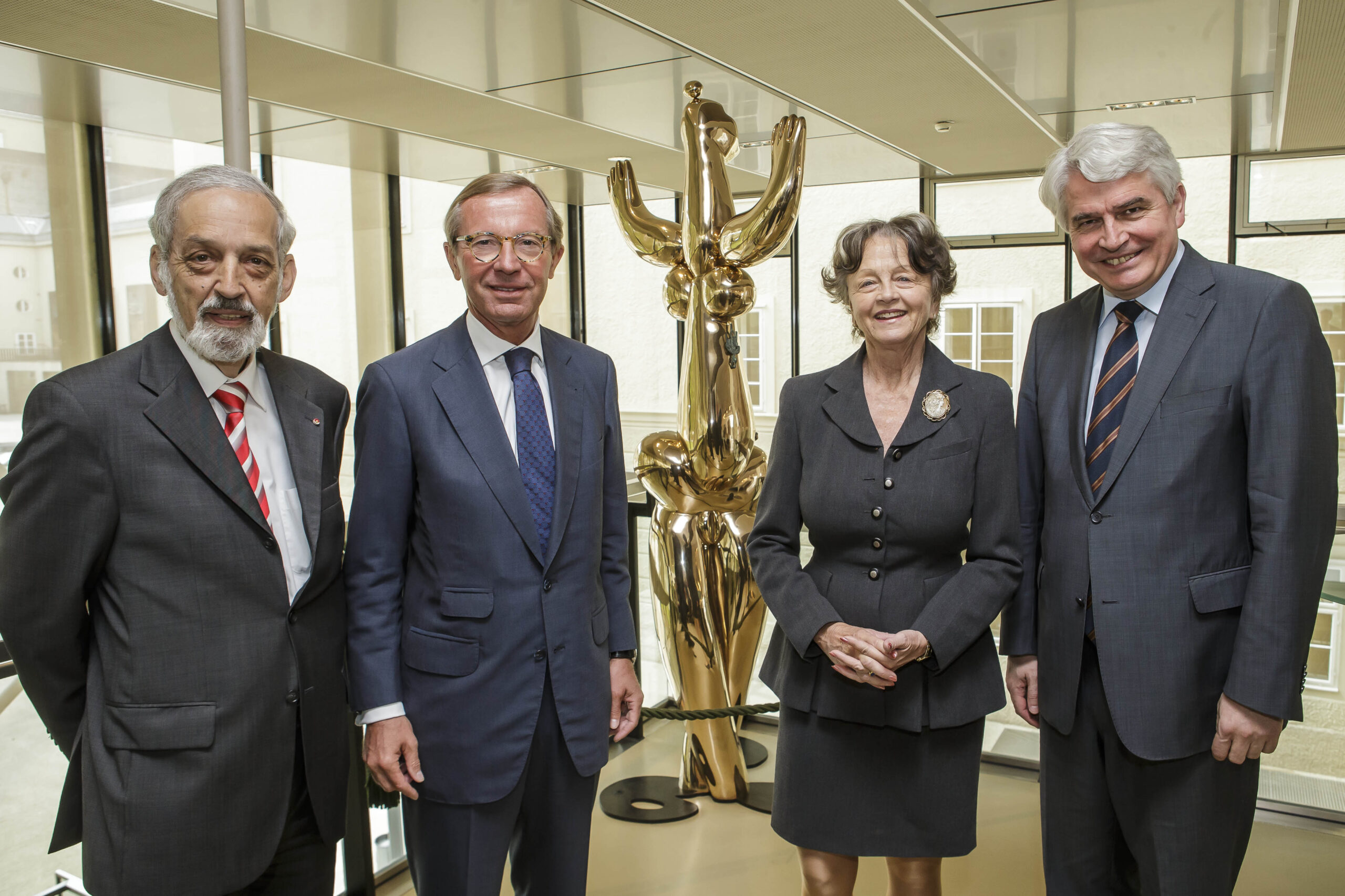 uer, Prof. Lotte Ranft und Rektor Schmidinger mit der Bronzefigur "Galene 2012" © Kolarik/LEO