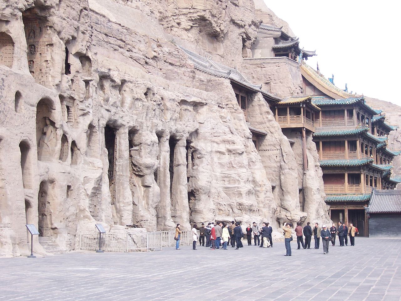 Yungang Grottoes, Datong, China (McKay, wikimedia commons)