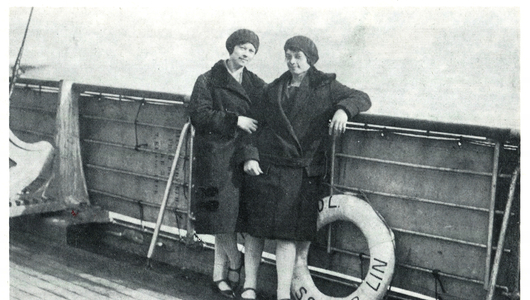 Zwei Schwestern auf der Fahrt nach Amerika