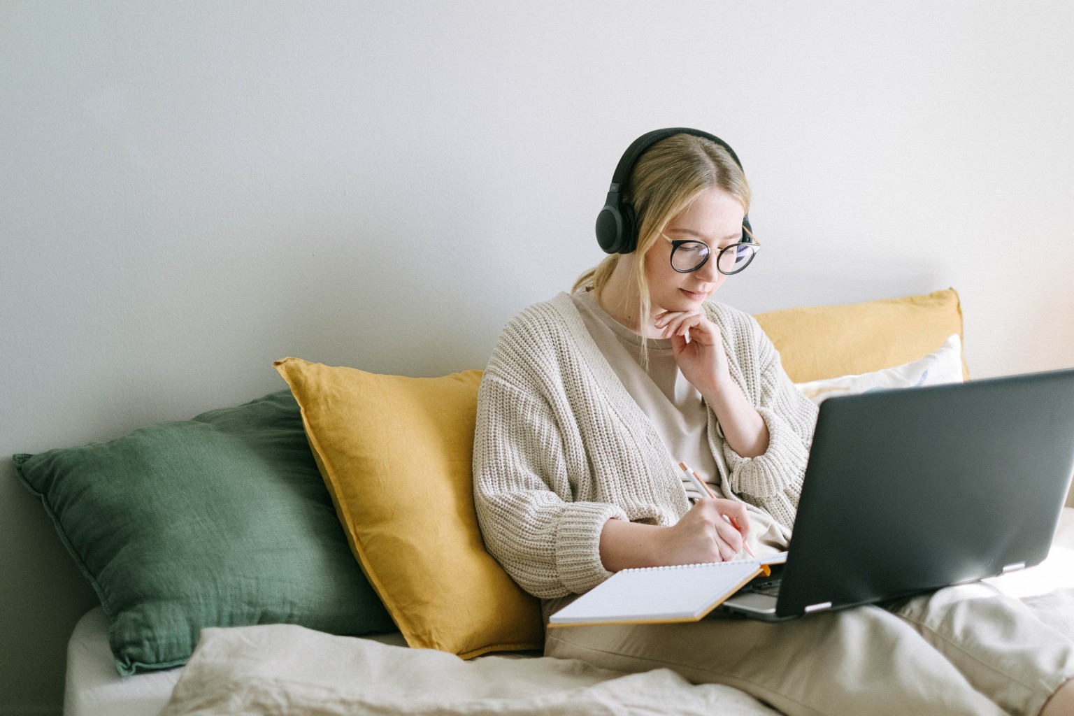 Foto: photo-of-woman-taking-notes_Pexels.com