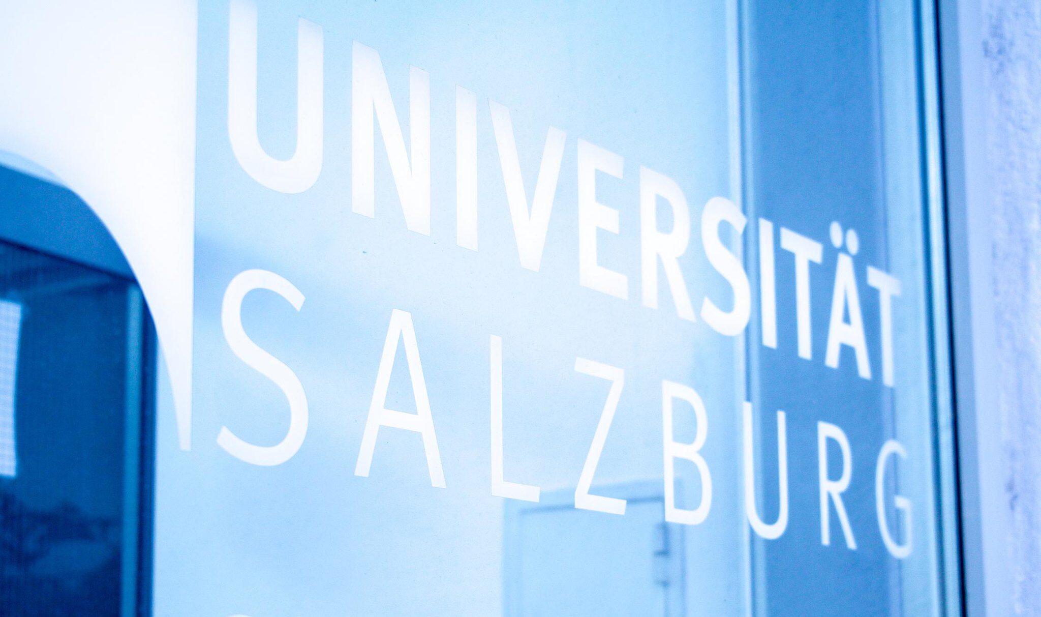 Schriftzug Uni Salzburg auf Glas