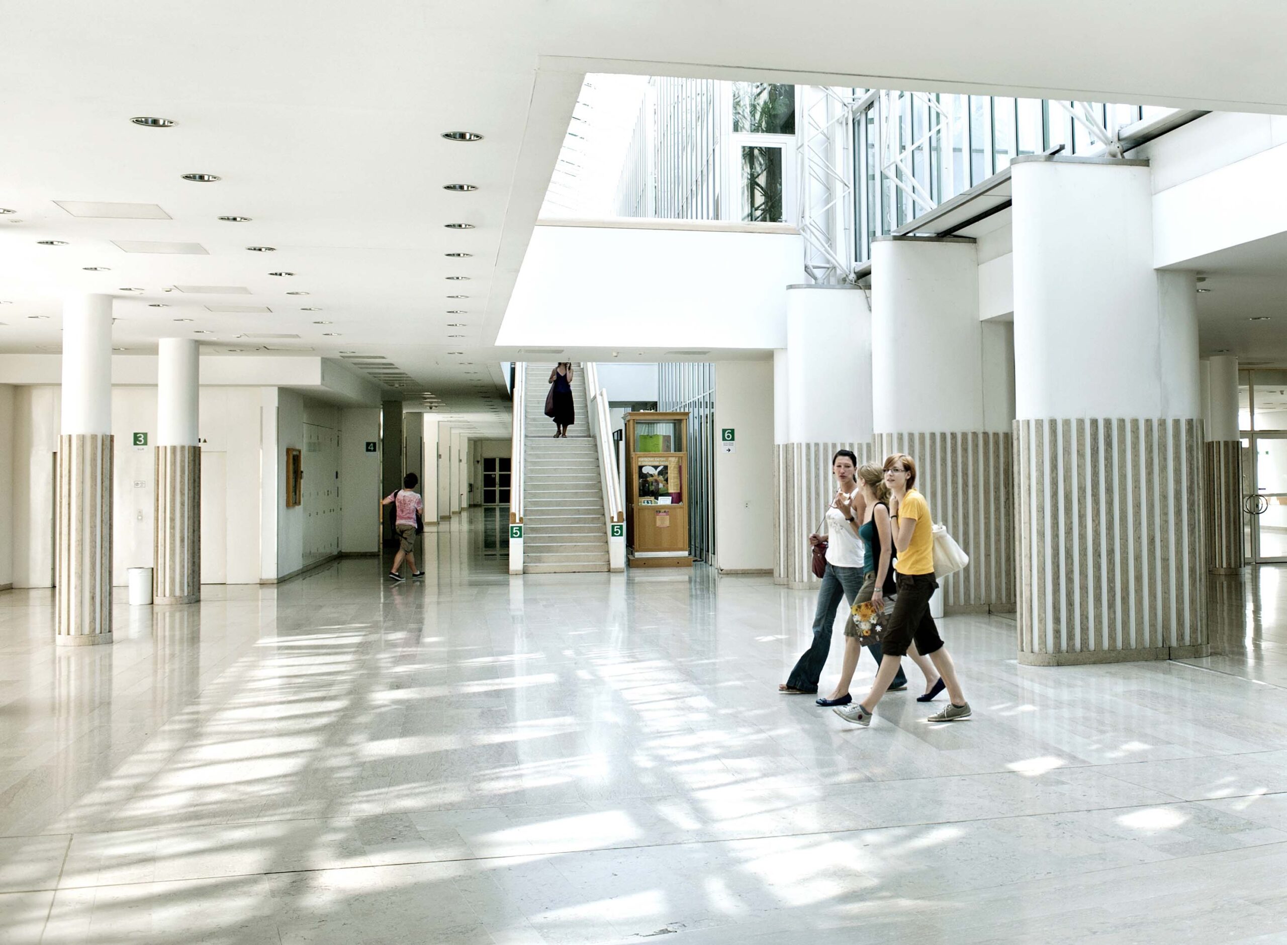 Studierende im Foyer der NW