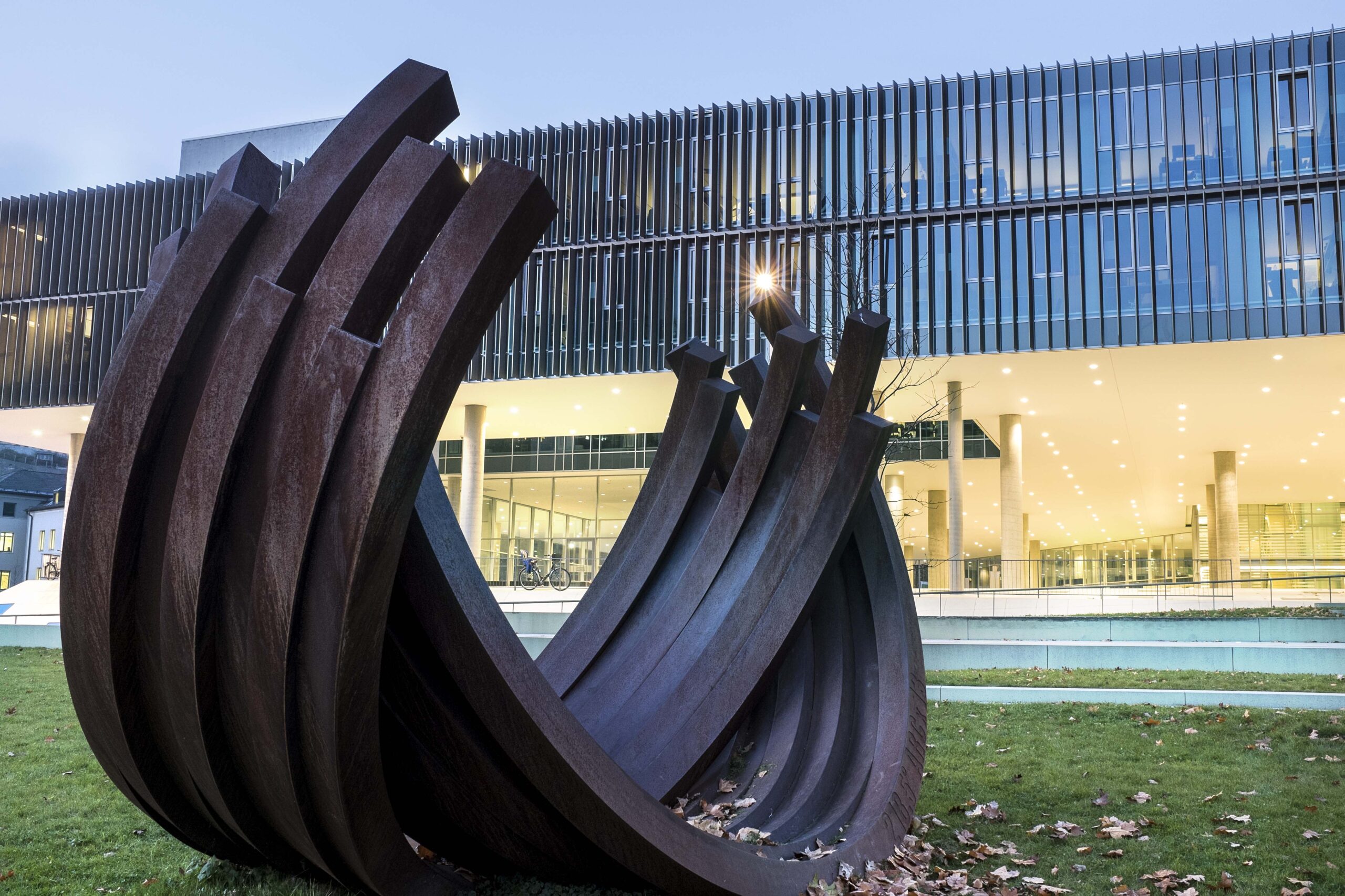 Unipark Nonntal mit Skulptur