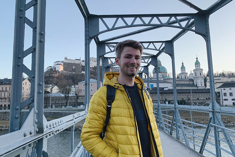 Max Helmers am Mozartsteg