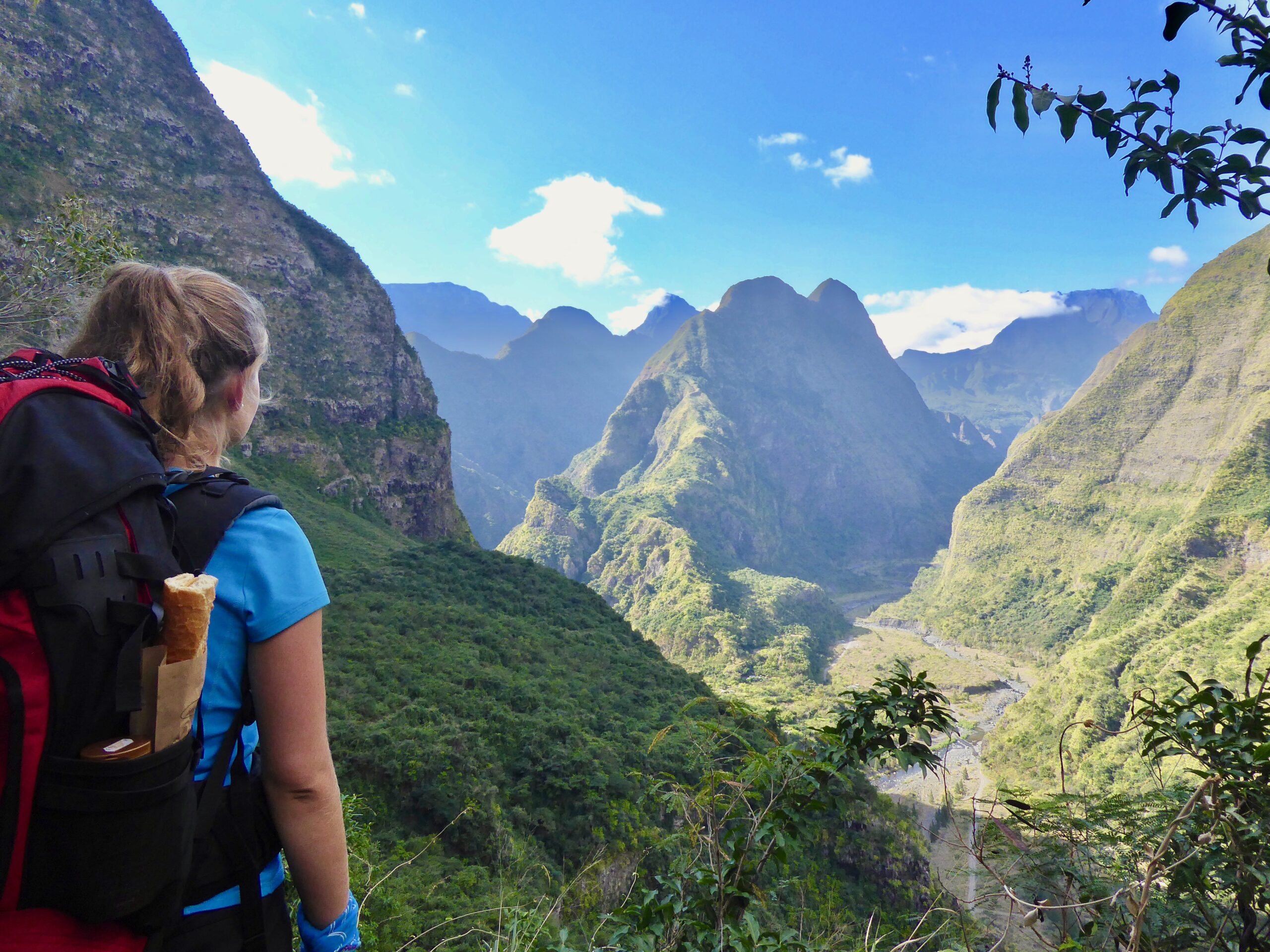 Studentin mit Rucksack in Peru