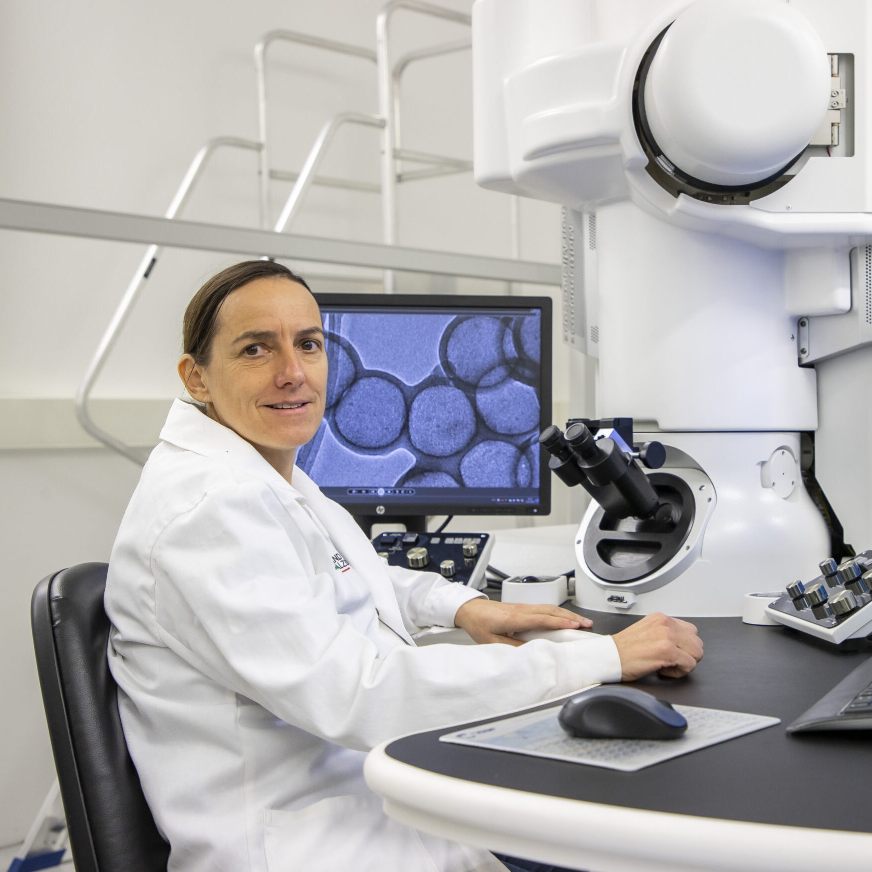 Foto: Simone Pokrant vor dem Mikroskop - Fotonachweis: Kolarik