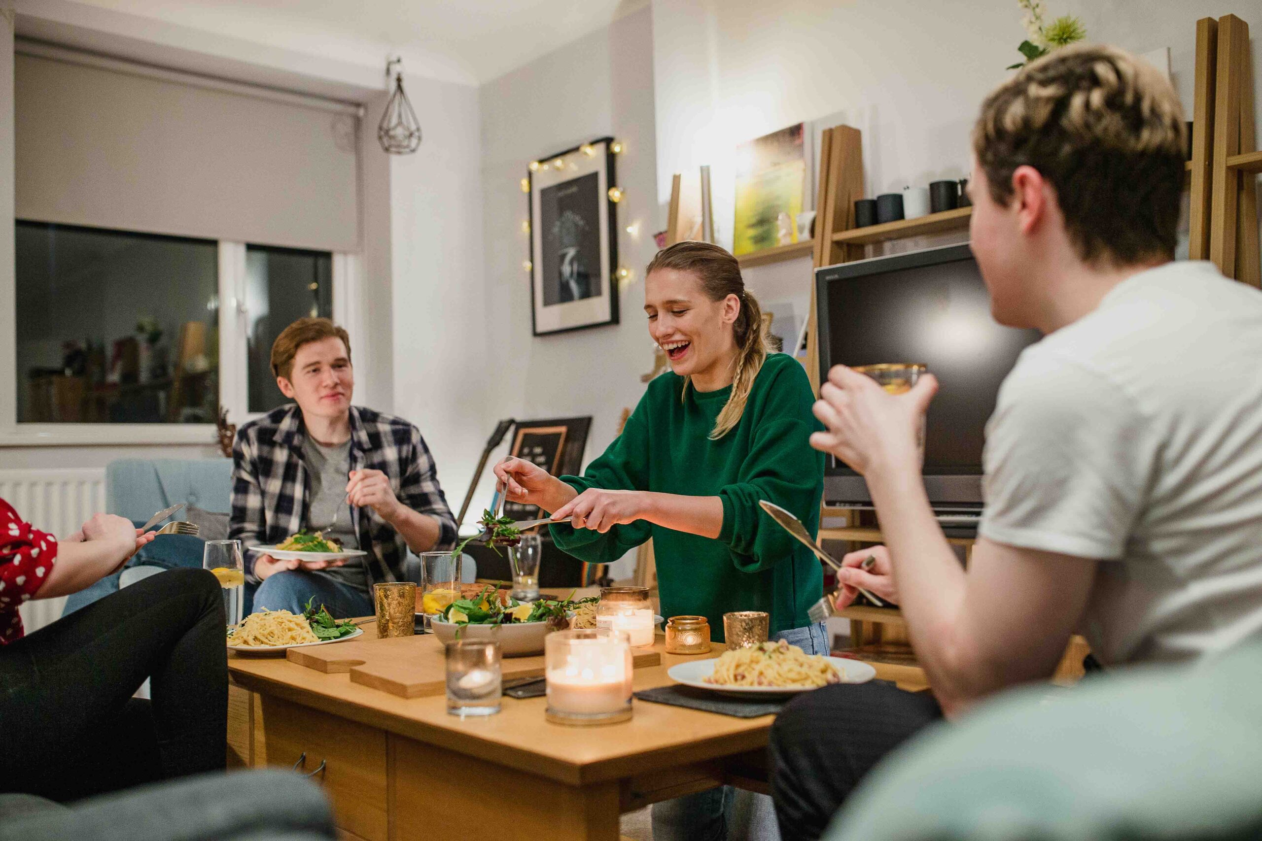 Studierende beim Essen