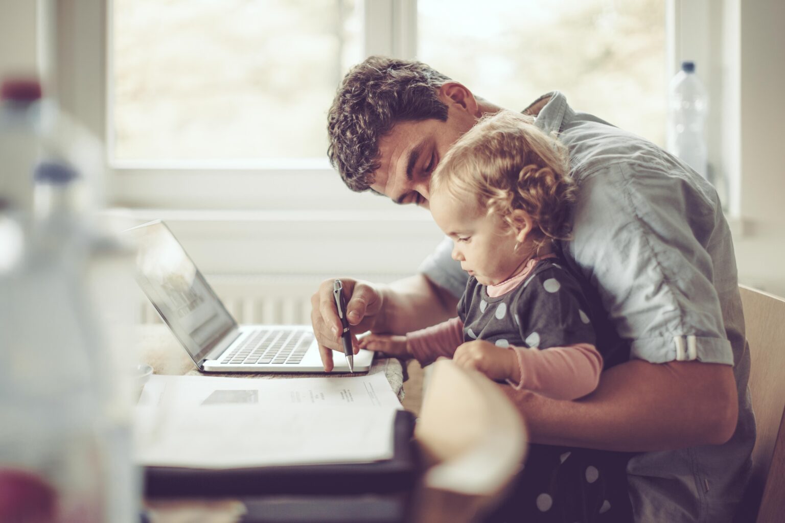 Kind mit Papa am Laptop