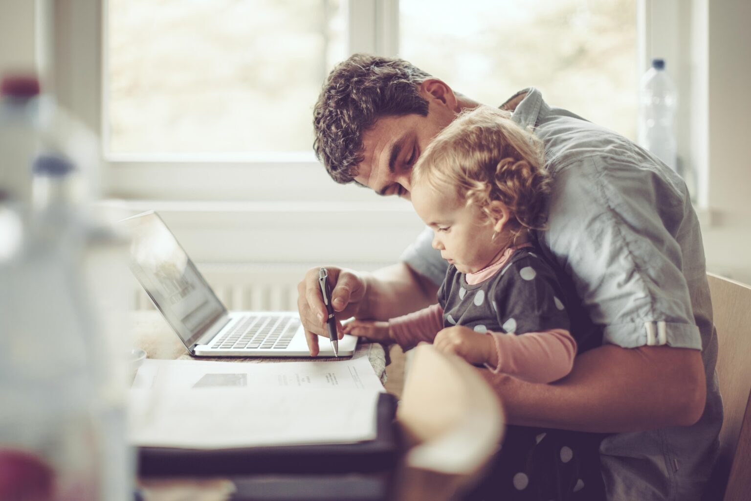 Kind mit Papa am Laptop 