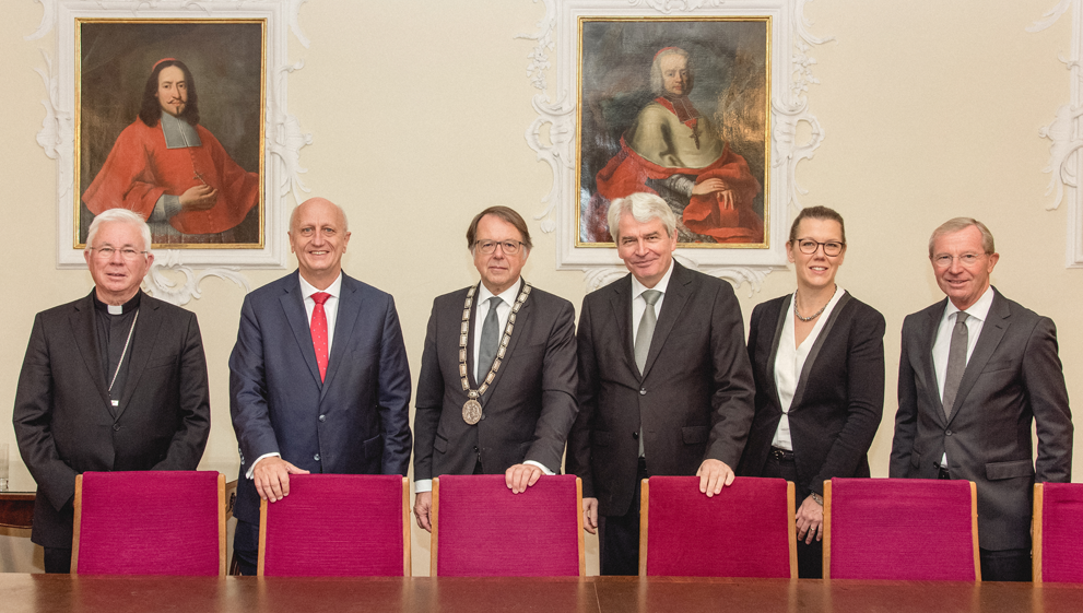 Foto: v.l.n.r.: Erzbischof Franz Lackner, Universit&auml;tsratsvorsitzender Georg Lienbacher, Rektor Hendrik Lehnert, Universit&auml;tsprofessor Heinrich Schmidinger, Bundesministerin Iris Rauskala und Landeshauptmann Wilfried Haslauer. Fotonachweis: Scheinast