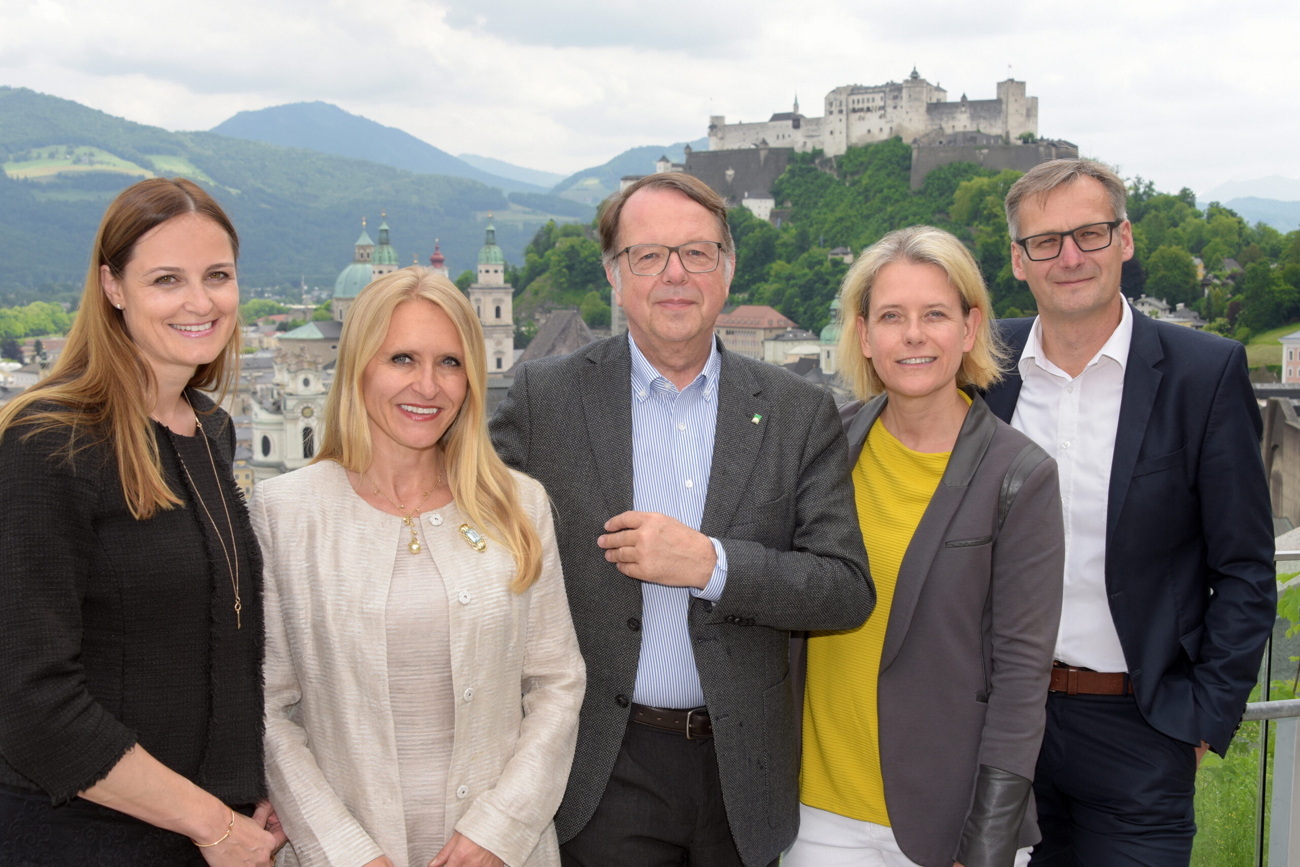 Foto: v.l.n.r. Katja Hutter, Barbara Romauer, Hendrik Lehnert, Nicola H&uuml;sing und Martin Weichbold Fotonachweis: Scheinast