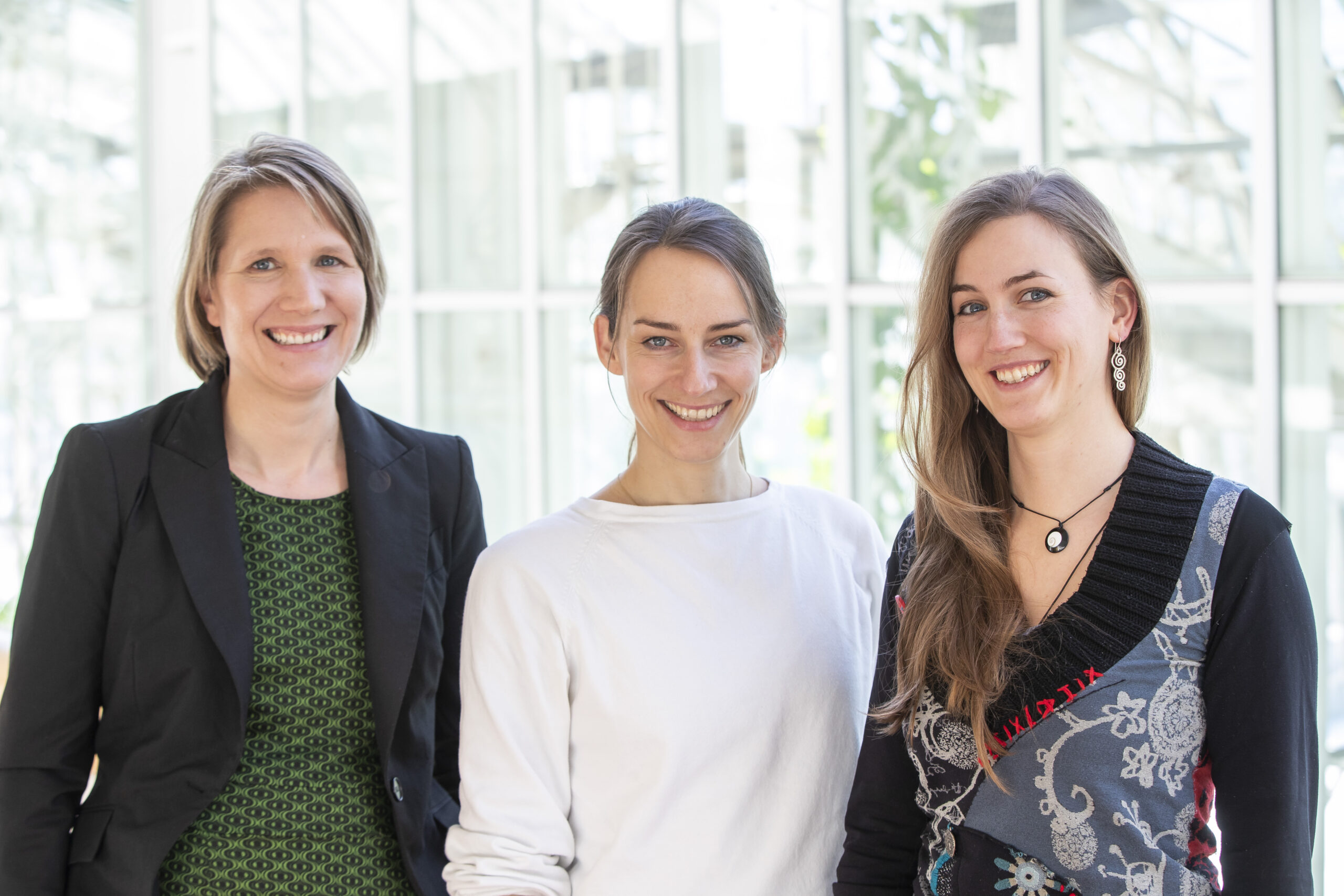 Foto: v.l.n.r. Universitätsprofessorin Tuulia Ortner, Isabelle Hoyer und Freya Gruber