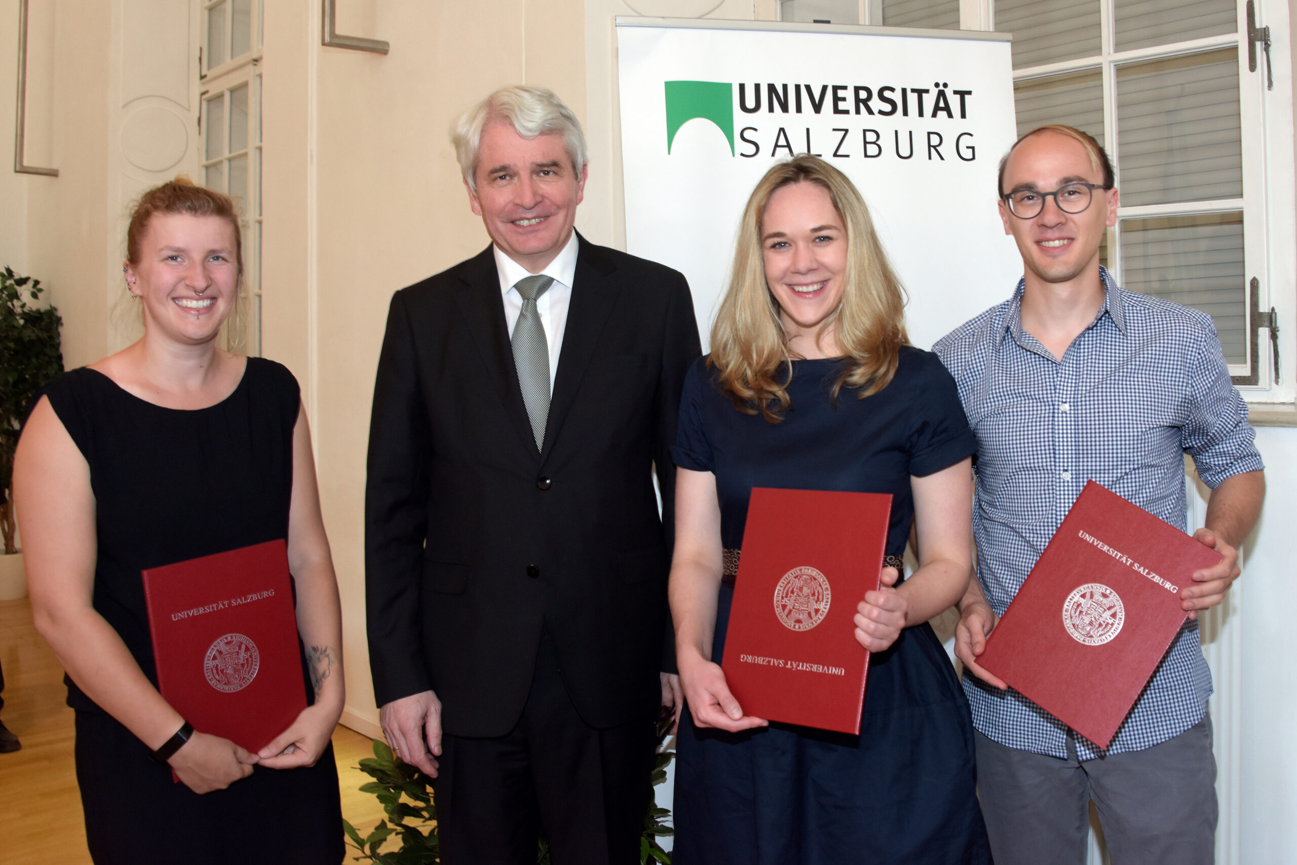 Foto v.l.n.r.: Helen Strandt, Rektor Heinrich Schmidinger, Christina Buchleitner, Thomas Hütter. Fotonachweis: Scheinast