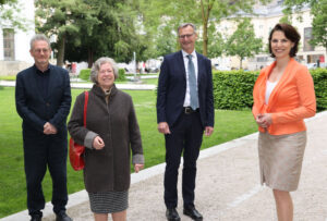 Foto: Professor Willem Smelik, die Pr&auml;sidentin der Israelitischen Kultusgemeinde Hanna Feingold, Vizerektor Martin Weichbold und Bundesministerin Karoline Edtstadler | &copy; Neumayr
