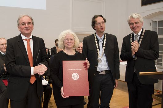 Foto v.l.n.r: Laudator Albert Duschl, Ehrendoktorin Diana Boraschi, Dekan Arne Bathke und Rektor Heinrich Schmidinger | © Scheinast