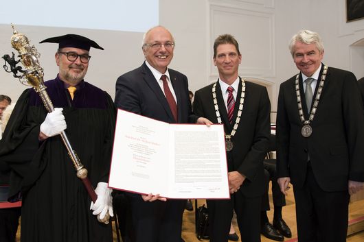 Foto v.l.n.r.: Szepterträger der Universität Salzburg, Ehrendoktor Michael Bünker, der Dekan der Katholisch-Theologischen Fakultät Dietmar Winkler und Rektor Heinrich Schmidinger | © Scheinast