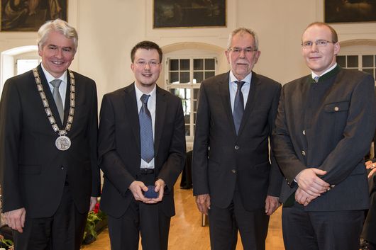 Foto v.l.n.r.: Rektor Heinrich Schmidinger, Dr. Alexander Bors, Bundespräsident Alexander Van der Bellen und Dr. Reinhard Wagner | © Scheinast