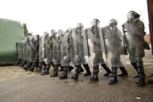 bundesheer_fb_Sperrkette gegen Gewaltt&auml;tige