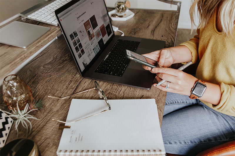 Digitale Überforderung: Handy und Laptop