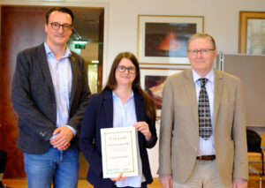 Foto von Dr. Isabella Scheibmayr mit den beiden Sponsoren des Dissertationspreises