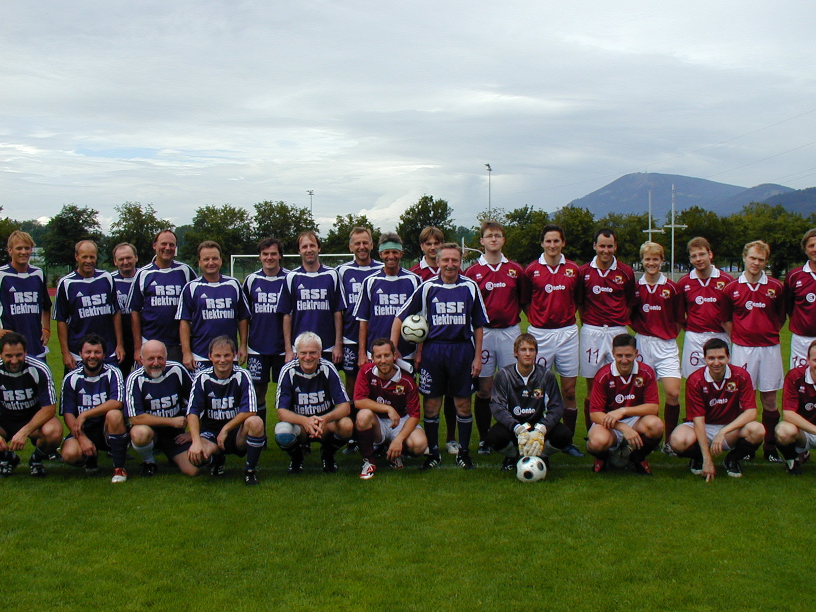 14.08.2009 WISSENSCHAFT GEGEN KUNST Diesmal 6:4 f&uuml;r die Kunst Pressefoto zum Downloaden. Foto durch Anklicken vergr&ouml;&szlig;ern und speichern. Text: In den blauen Dressen die Wissenschaftself neben den Philharominkern in rot Match_09b[13230][1].JPG Fotonachweis: Universit&auml;t Salzburg/Pfeifer Text: In den blauen Dressen die Wissenschaftself neben den Philharominkern in rot Bei besten &auml;u&szlig;eren und inneren Bedingungen ging zum 9. Mal das Traditionsmatch der Auswahl der Universit&auml;t Salzburg gegen das Team der Wiener Philharmoniker im Universit&auml;ts- und Landessportzentrum Rif &uuml;ber die B&uuml;hne. Schon die pointierte Begr&uuml;&szlig;ungsrede des playing captains der Uni &ndash; Karl Hubmayer &ndash; lie&szlig; eine freundliche Rivalit&auml;t sp&uuml;ren. Geleitet wurde das absolut faire Spiel von FIFA-Schiedsrichter Heinrich Haas, der sich auch regelm&auml;&szlig;ig in Rif mit seinen Schiedsrichterkollegen in Form h&auml;lt. In der ersten Halbzeit beobachtete das zahlreich erschienene und &uuml;beraus gut gelaunte Publikum ein dominantes und routiniertes Uni-Team mit gepflegt technischem Kurzpassspiel. Die Uni-Kicker verzeichneten die gr&ouml;&szlig;eren Spielanteile. Prompt folgte die 1:0 F&uuml;hrung durch Alumni Didi Emich. Das von playing captain Ronny Janeschitz taktisch perfekt dirigierte Team der Philharmoniker erzielte noch vor der Halbzeit den Ausgleich. Nach dem durchaus gerechten 2:2 starteten die Musiker zu Beginn der zweiten Halbzeit mit drei weiteren Treffern - zum gro&szlig;en Verbl&uuml;ffen der Wissenschaftself &ndash; durch. Motivation und Kampfgeist aber, der im Schnitt um einiges &auml;lteren Uni-Equipe setzten die Streicher und Bl&auml;ser m&auml;chtig unter Druck und f&uuml;hrten sie zum 4:5 mit den von Florian Becker (2) und Routinier Karl Hodits erzielten Treffern heran, ehe kurz vor Spielschluss mit dem Tor zum 4:6 Endstand die Kunst einen durchaus verdienten Sieg in ihre Geigenk&auml;sten einpacken konnte. Die am&uuml;sante Spielanalyse im Rif-Campus- St&uuml;berl klang dann bei vorz&uuml;glichen mexikanisch/italienischen Spezialit&auml;ten im &bdquo;Acapulco&ldquo; in Elsbethen aus. Der harte Kern plante sodann beim &bdquo;Husarenwirt&ldquo; in Anif bereits die n&auml;chsten fu&szlig;ballerischen Gro&szlig;taten f&uuml;r das n&auml;chste Jahr.