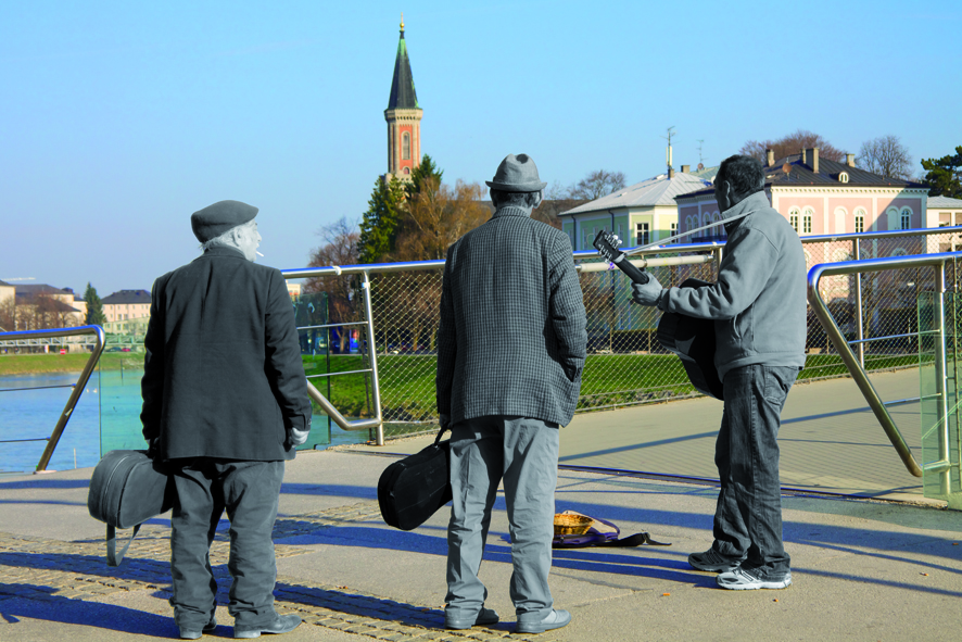 Foto: Drei Strassenmusiker auf einer Brücke; © Simon Haigermoser 