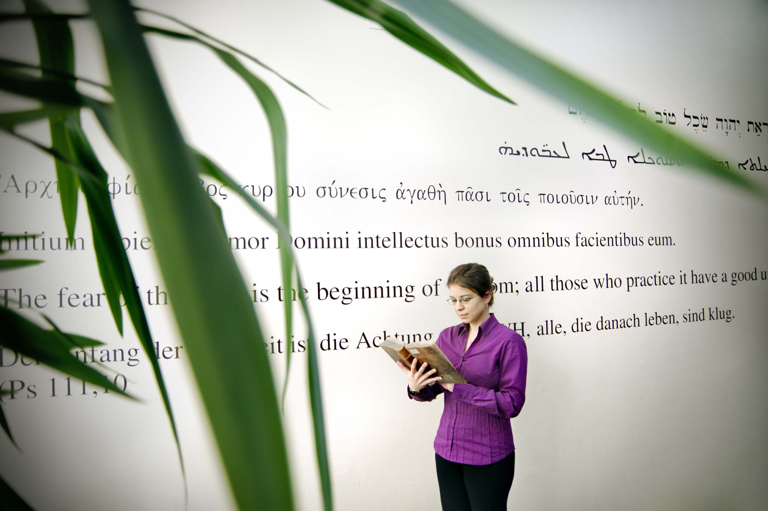 KTH faculty _student in the foyer_reads